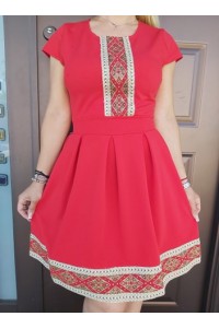 rochie rosie cu aplicatii traditionale